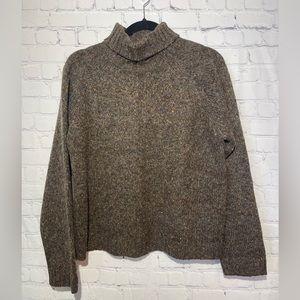VTG HANNAH size medium brown turtleneck